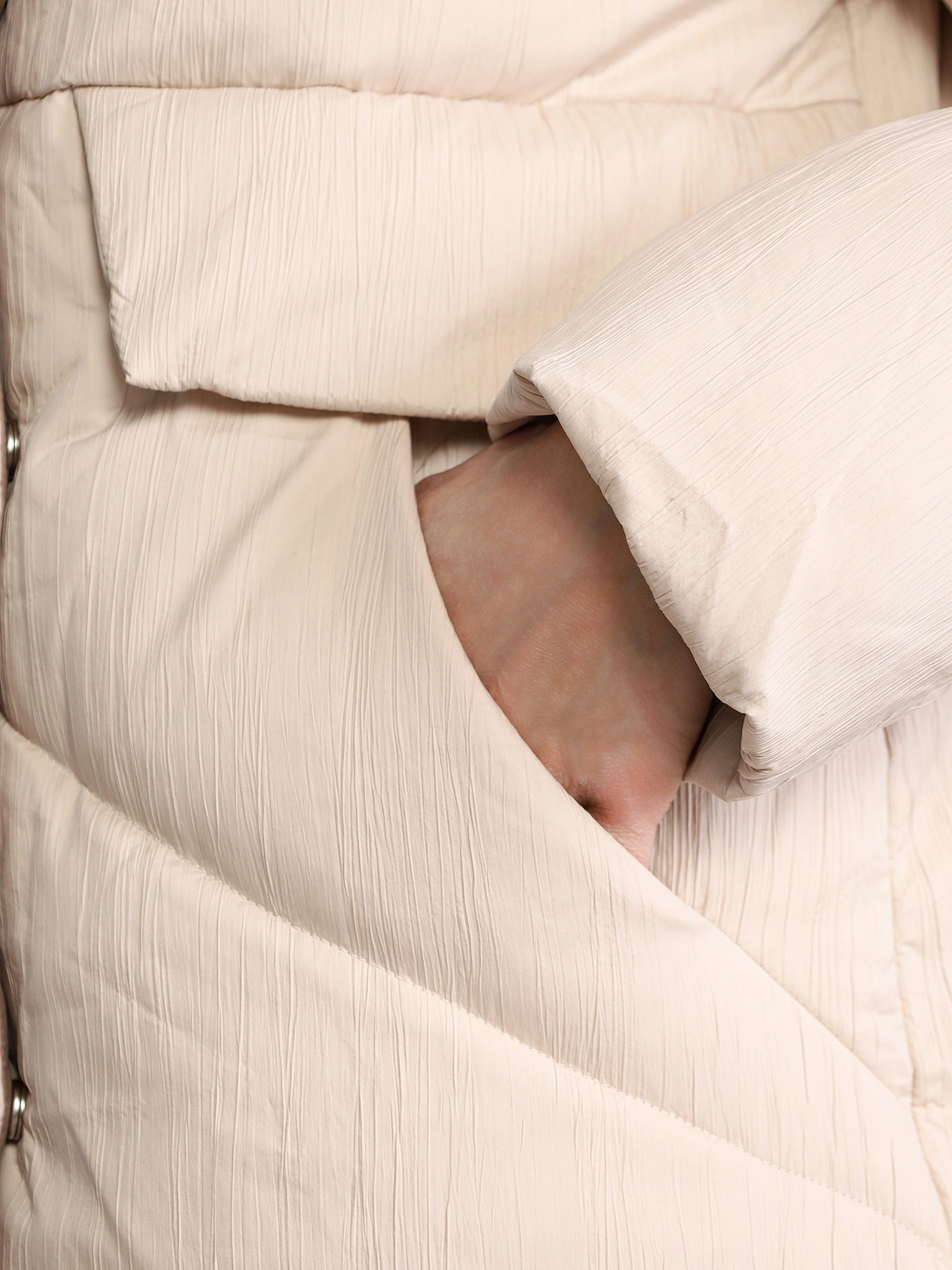 Пуховик бежевого цвета с капюшоном